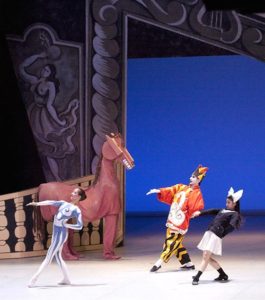 1jPicasso-parade-pantomime-horse-and-4-dancers_500